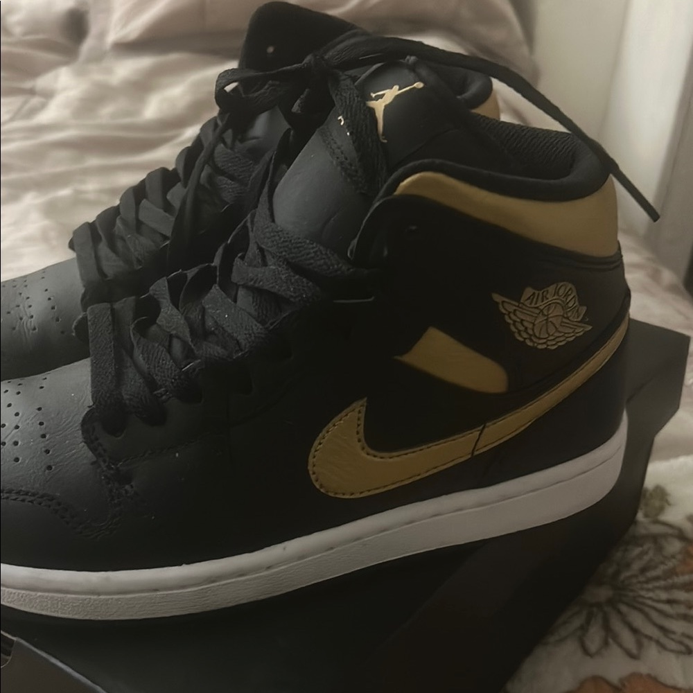Jordan Men's Black and Gold Sneakers